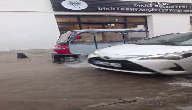 İzmir'de sağanak sokakları göle çevirdi