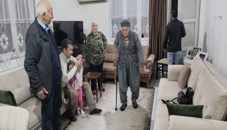Mustafa dede, 102’nci yaş gününü çocukları ve torunlarıyla kutladı