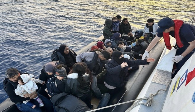 Çeşme açıklarında lastik botta 39 düzensiz göçmen yakalandı