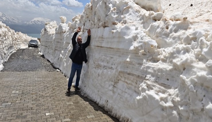 Kar kalınlığının 7 metreyi bulduğu Nemrut yolunda çalışma başlatıldı