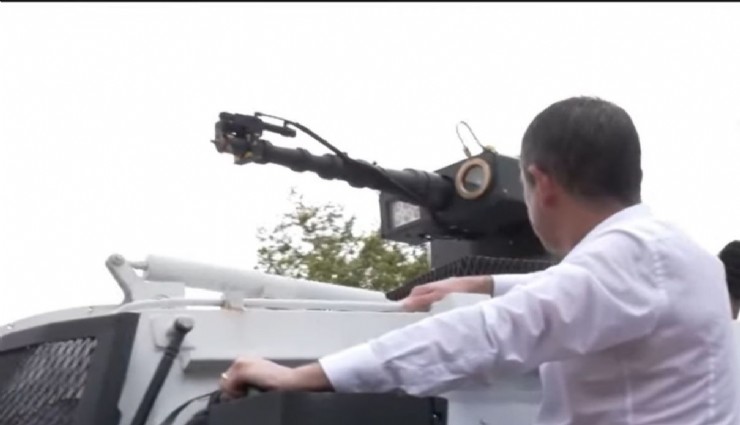 Özgür Özel TOMA’nın üstüne çıktı