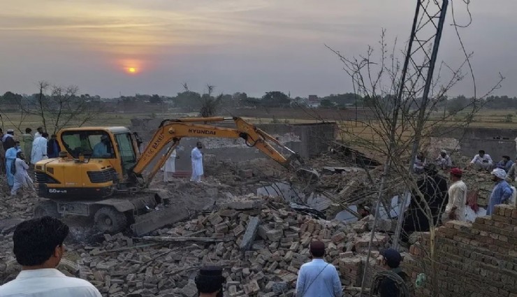 Pakistan’da karakola bombalı saldırı: 12 ölü, 2 yaralı