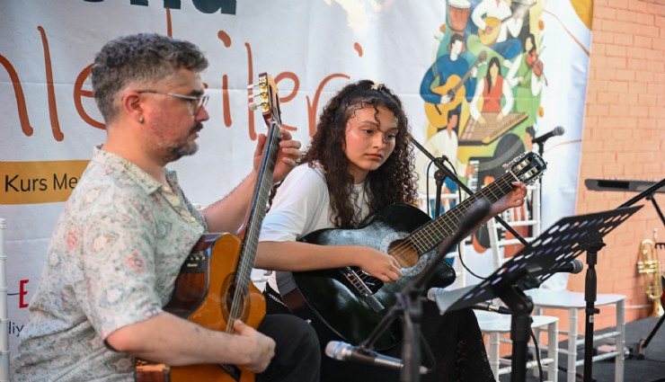 Bornova’da müzik şöleni: Sahne kursiyerlerin, alkışlar hiç dinmedi