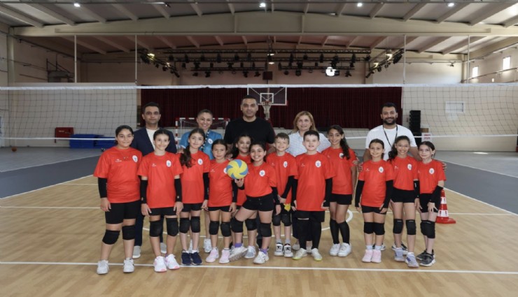 Çiğli Atatürk Kapalı Spor Salonu yenilenen yüzüyle sporculara kapılarını açtı
