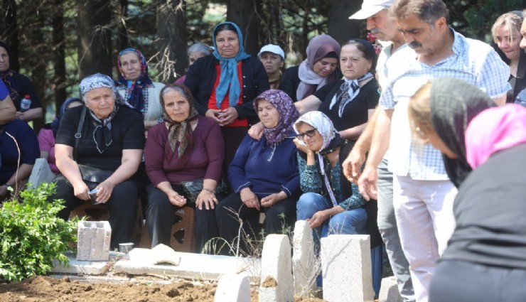 Hatay’da nişanlı dehşetinde öldürülen baba ve kız yan yana defnedildi