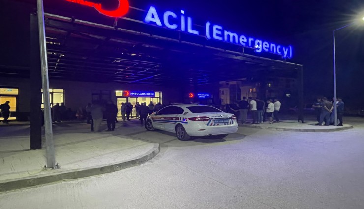 Afyonkarahisar'da minibüs traktöre çarptı: 3 yaralı