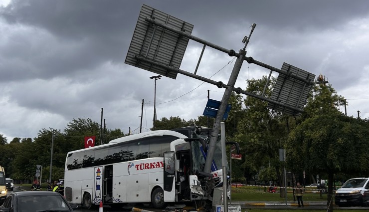 İstanbul'da yolcu otobüsü levhaya çarptı: 30 yaralı