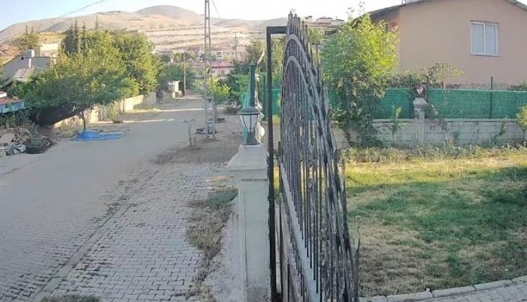 Malatya'da deprem anı kameralara yansıdı