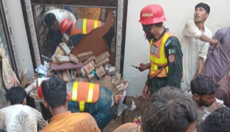 Pakistan'da dershanenin çatısı çöktü: 14 ölü